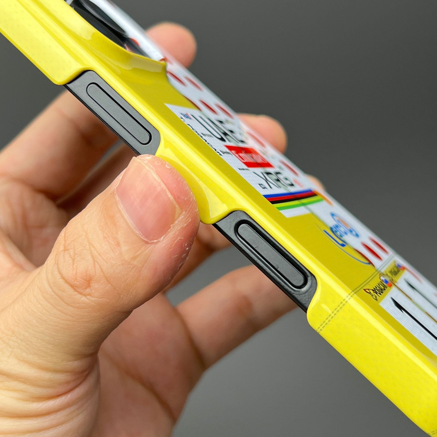 Coque de téléphone Tadej Pogacar 2024 Dual Triumph jaune et rose en jersey par DIZZY